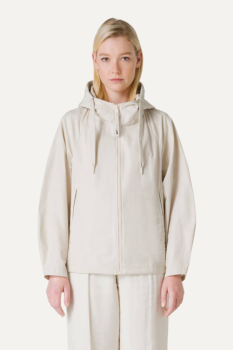 Oof Wear GIACCA CORTA IN NYLON MEMORY CON ARRICIO SULLA SCHIENA 9139 - PANNA Online