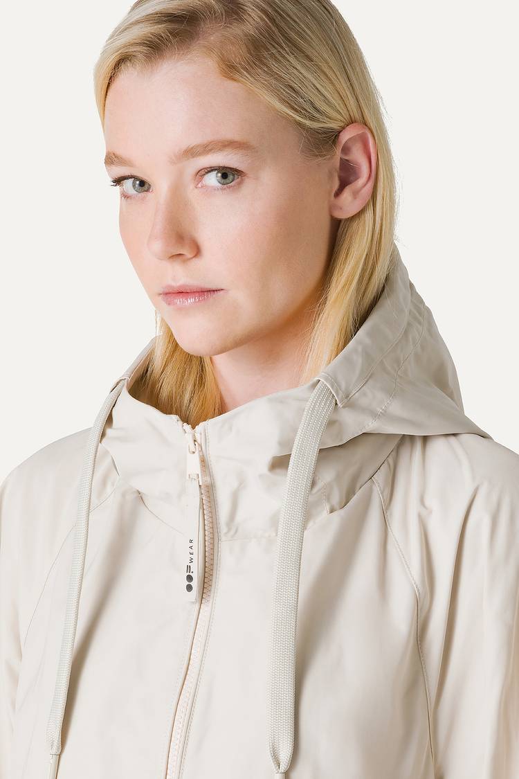 Oof Wear GIACCA CORTA IN NYLON MEMORY CON ARRICIO SULLA SCHIENA 9139 - PANNA Online