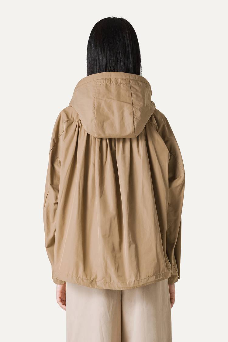 Oof Wear GIACCA CORTA IN NYLON MEMORY CON ARRICIO SULLA SCHIENA 9139 - BEIGE Novità