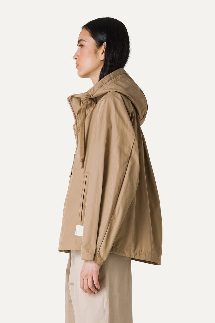 Oof Wear GIACCA CORTA IN NYLON MEMORY CON ARRICIO SULLA SCHIENA 9139 - BEIGE Novità
