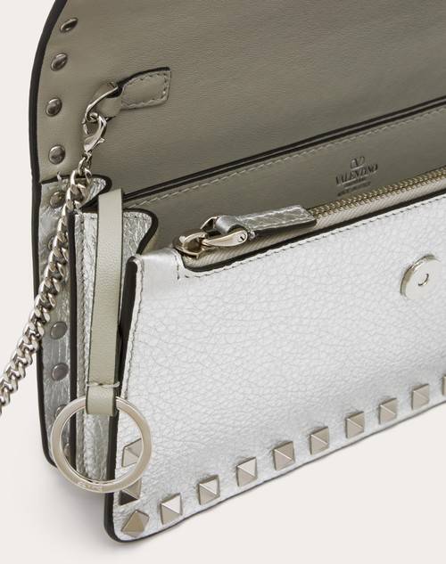 Red Valentino PORTAFOGLIO CON CATENA ROCKSTUD IN VITELLO GRANATO METALLIZZATO Presa