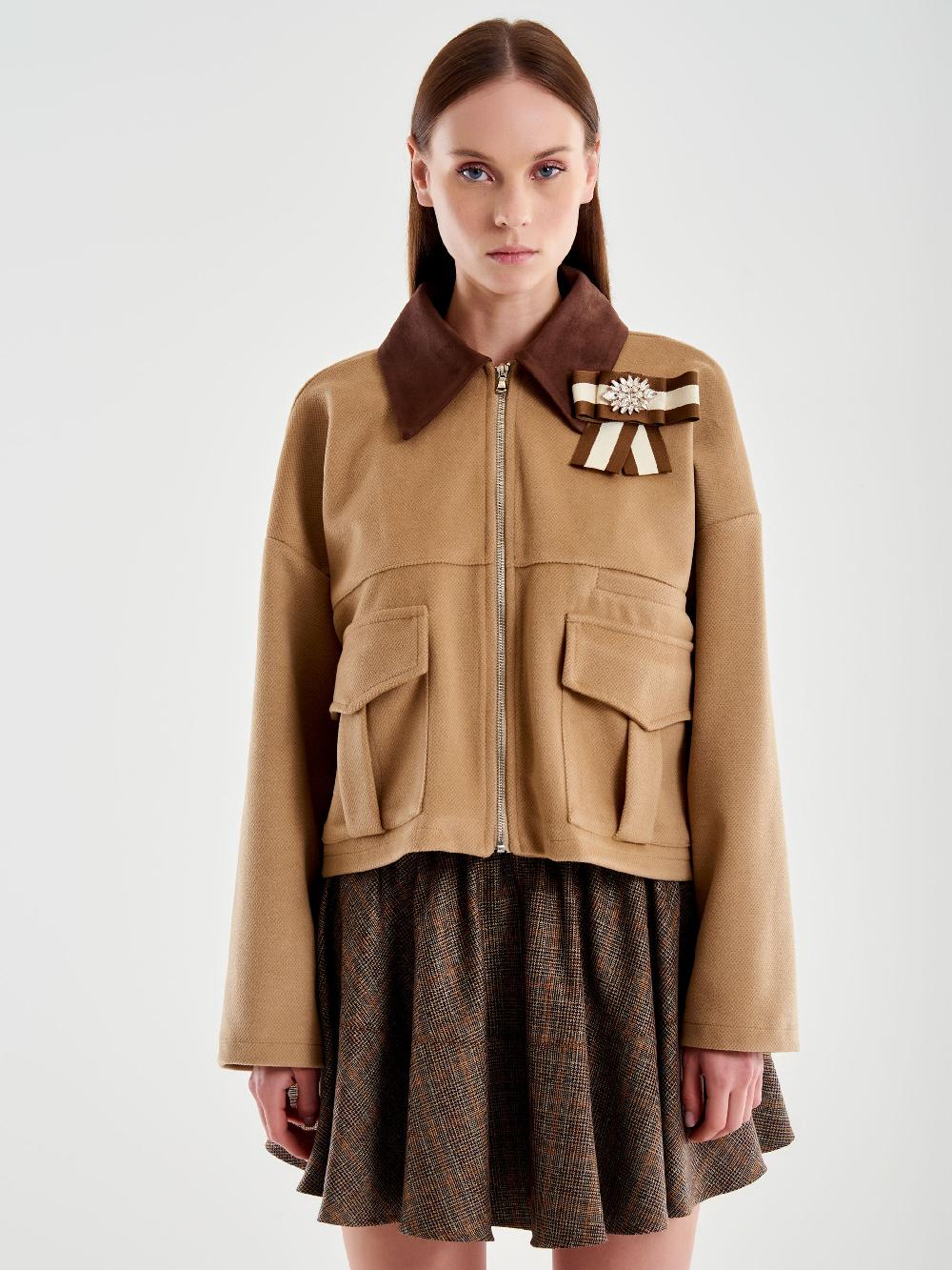 Vicolo Giacca Cropped con Spilla Gioiello Beige Vendita Economica