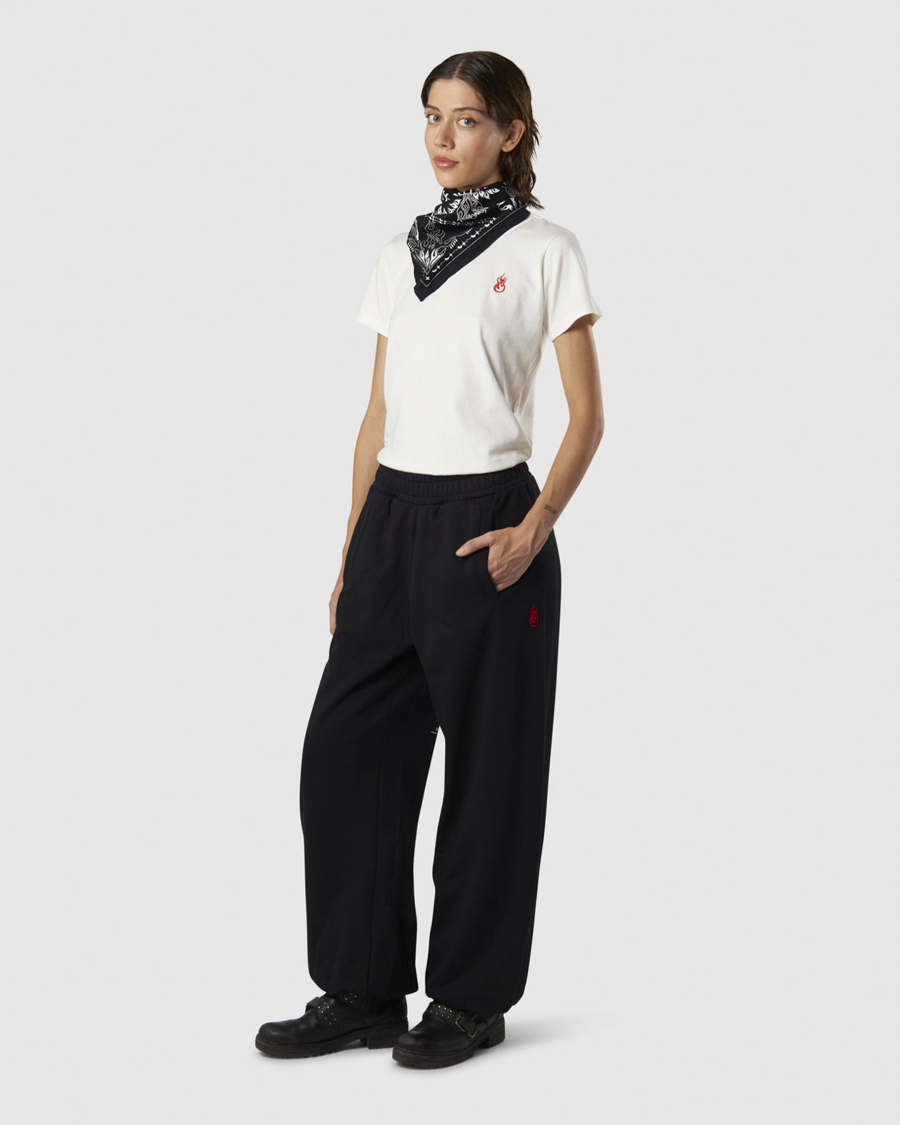 Vision Of Super BLACK WOMEN PANTS WITH EMBROIDERED FLAME LOGO ON FRONT AND PRINTED LOGO ON BACK Vendita Economica